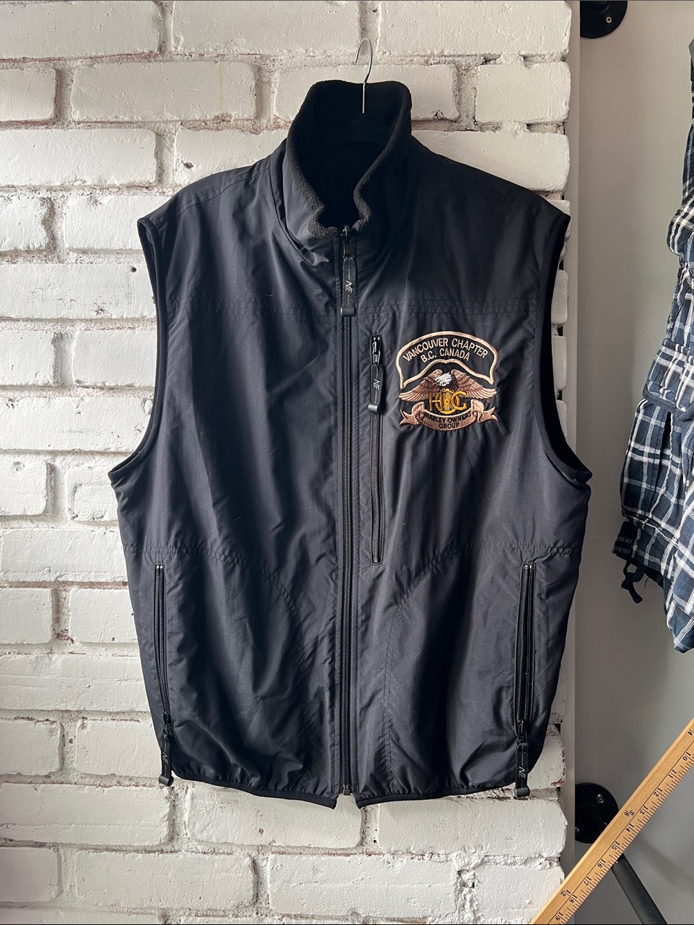 Men's Black Sleeveless Windproof Vest with Embroidered Patch